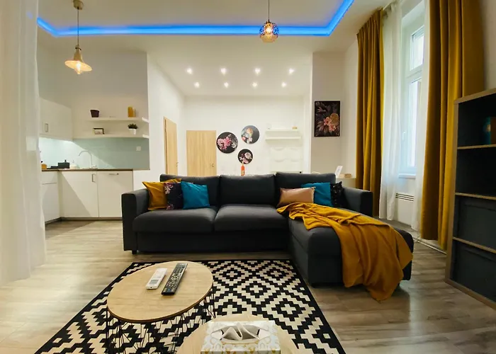 Chic City Center Studio Ac & Tropical Charm