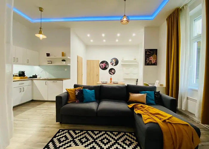 Chic City Center Studio Ac & Tropical Charm