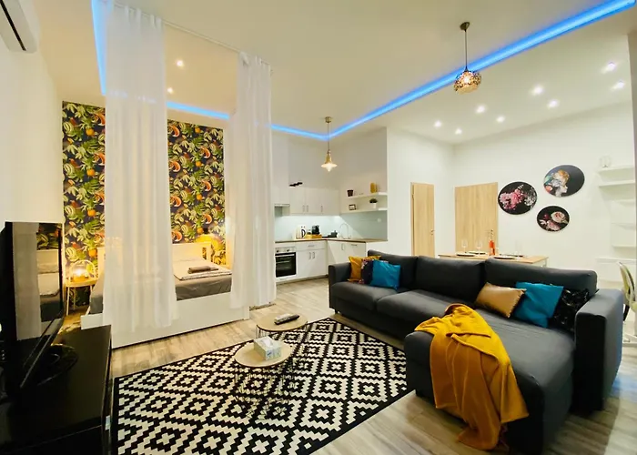 Chic City Center Studio Ac & Tropical Charm