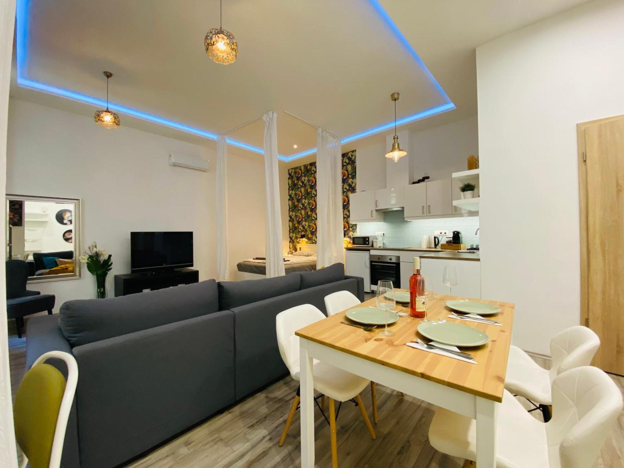 Chic Center Ac & Tropical Charm Budapest
