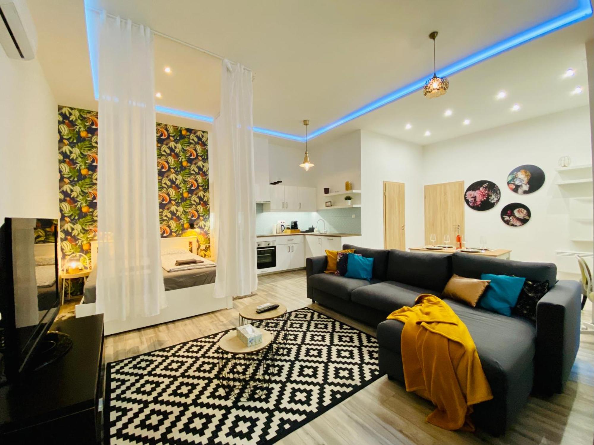 Chic Center Ac & Tropical Charm * Budapest